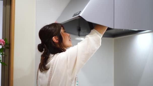 Mujer Limpiando Ventilador Ventilación — Vídeo de stock