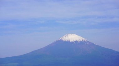 Mt. Fuji ve akan bulutlar