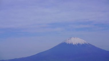 Mt. Fuji ve akan bulutlar