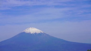 Mt. Fuji ve akan bulutlar
