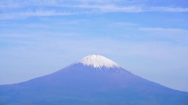 Mt. Fuji ve akan bulutlar