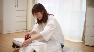 Ütü yapan bir kadın resmi