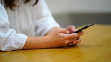 Akıllı telefon kullanan bir kadın.