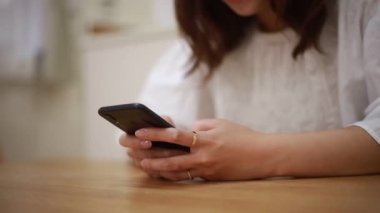 Akıllı telefon kullanan ve depresyonda olan bir kadın.