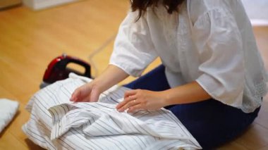 Ütü yapan bir kadın resmi