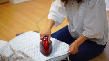 Ütü yapan bir kadın resmi