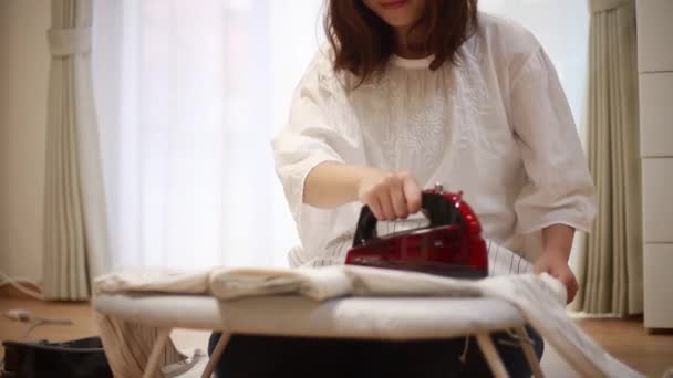 Bild Einer Frau Beim Bügeln — Stockvideo