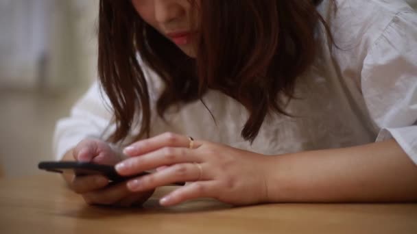 スマートフォンを操作する女性 — ストック動画