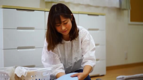 Image Woman Folding Laundry — ストック動画