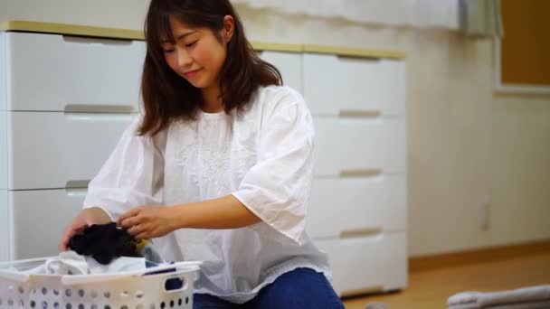 Image Woman Folding Laundry — Stok Video
