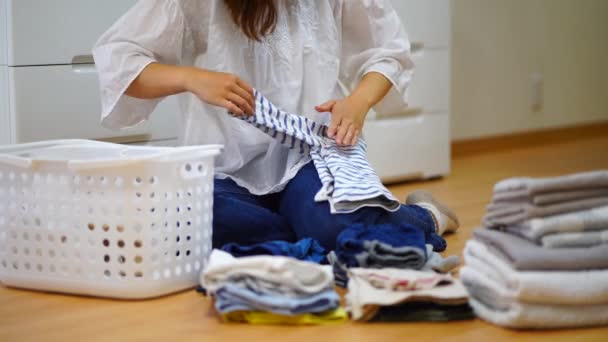 Image Woman Folding Laundry — 비디오