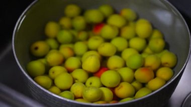Soaking plums in water