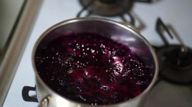 El yapımı yabanmersini reçeli yapıyorum.