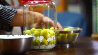 Erik şurubu yapan kadın.