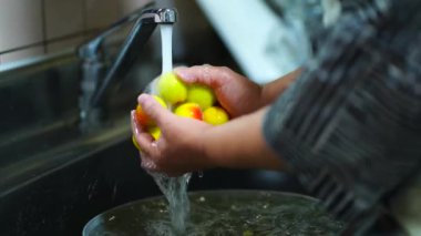 Erik yıkayan bir kadın resmi