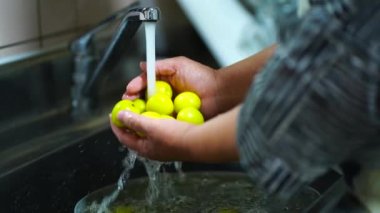 Erik yıkayan bir kadın resmi