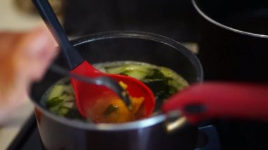 Kadın miso çorbası yapıyor.