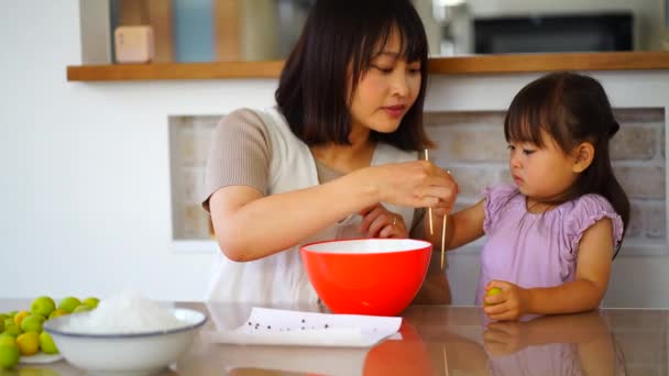 Parents Children Who Take Calyx Plums — ストック動画