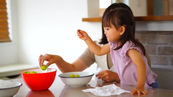 Parents Children Who Wipe Water Washed Plums — Vídeos de Stock