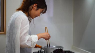 A woman who simmers red leaves