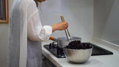 A woman who simmers red leaves