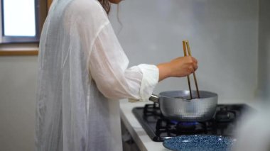 A woman who simmers red leaves