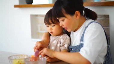 Ebeveyn ve çocuk şeftali kesiyor