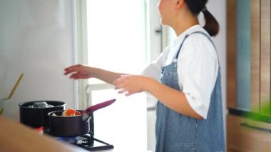 Ebeveynler ve çocuklar elma kaynatıyor