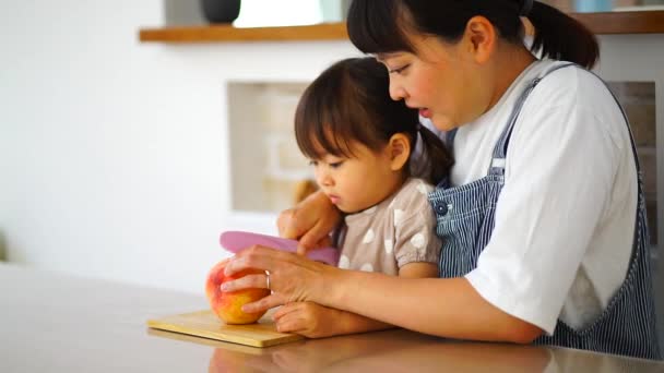 Parent Child Cutting Peach — Stok video