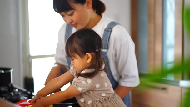 Parents Children Putting Apples Pot — Video