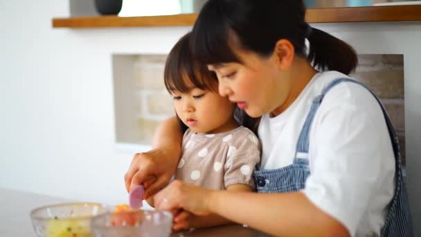 Parent Child Cutting Peach — Stok video