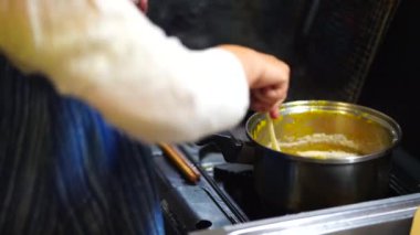 Reçel yapan bir kadının görüntüsü