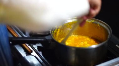 Reçel yapan bir kadının görüntüsü