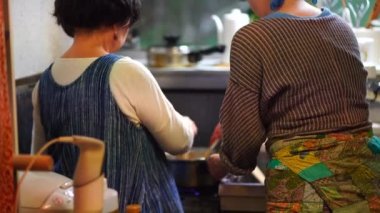 Yemek pişiren bir kadın resmi