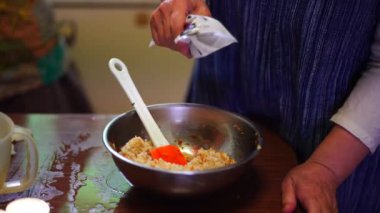 Yemek pişiren bir kadın resmi