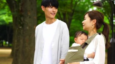 Ebeveynler ve çocuklar parkta yürüyorlar.