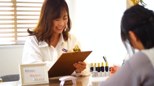 Imagen Una Manicurista Sonriente — Vídeos de Stock