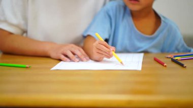 Ebeveyn ve çocuk resim günlüğü çiziyor