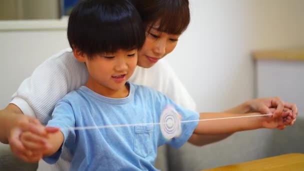 Eltern Und Kinder Spielen Mit Knopfwirbeln — Stockvideo