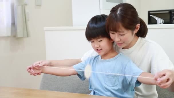 Parents Enfants Jouant Avec Des Tourbillons Bouton — Video