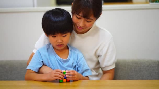 Pais Crianças Brincando Com Quebra Cabeças Tridimensionais — Vídeo de Stock