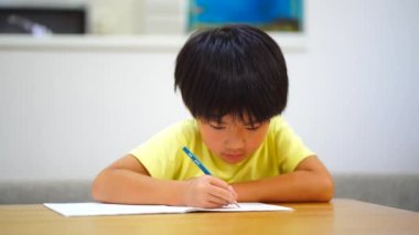 Çocuk evde çalışıyor.