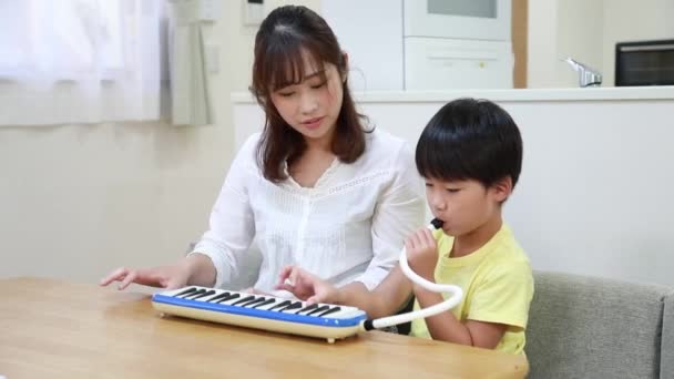 Pais Filhos Que Praticam Harmónica Teclado — Vídeo de Stock