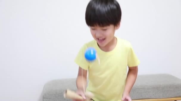 Jongen Speelt Met Kendama Image — Stockvideo