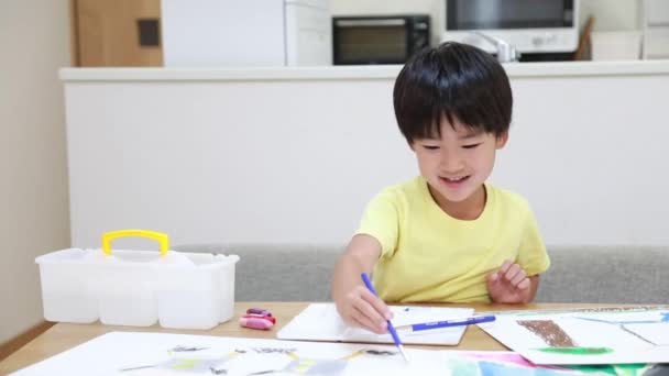 Niño Pintando Casa — Vídeo de stock