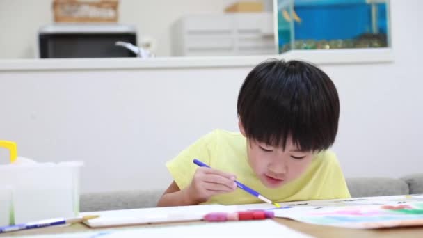 Хлопчик Малює Вдома — стокове відео