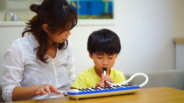Pais Filhos Que Praticam Harmónica Teclado — Vídeo de Stock