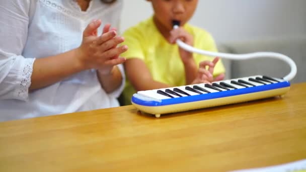 Padres Hijos Practicando Armónica Teclado — Vídeos de Stock