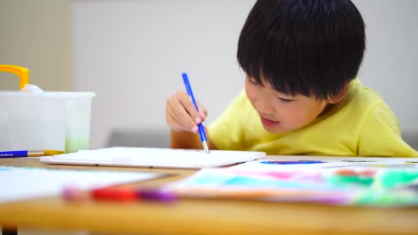 Niño Pintando Casa — Vídeo de stock