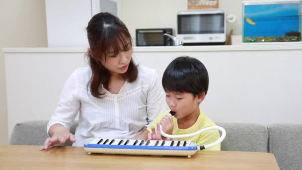 Padres Hijos Practicando Armónica Teclado — Vídeos de Stock